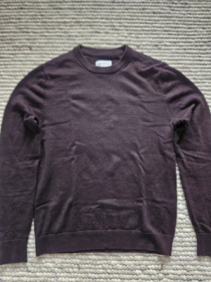 Merinoull Tröja - Tja säljee denna mörkbruna merinoull tröjan från The glory days // den är i storlek S och passar slim // Hör av er vid funderingar // Nypris 999 mitt pris 425 //fraktar så snabbt så möjligt // Priset inte hugget i sten!!💸