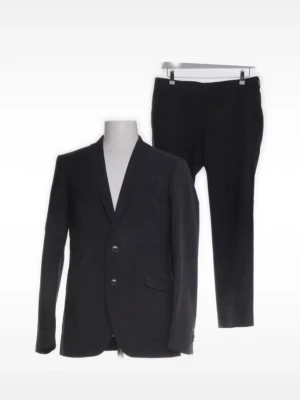 Tiger of Sweden Nedvin grå ullkostym strl 50 fint skick Nypris ~5000 kr - Säljer en riktigt snygg kostym från Tiger of Sweden (modell Nedvin). Klassisk och stilren i mörkgrått – funkar lika bra till bröllop, student, fest eller jobb.  Kostymen är i mycket bra skick och sparsamt använd. Tillverkad i 100 % ull vilket gör att den sitter snyggt och känns bekväm att ha på sig. Byxorna har bra längd och kavajen har en clean, tidlös passform.  Mått: Ärmlängd: 67 cm Axelbredd: 44 cm Midjemått: 88 cm Innerbenslängd: 80 cm  Storlek 50.