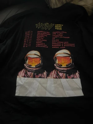 Signerad Hov1 Tshirt - Signerad tshirt av Hov1 deras abby road tour storlek m men passar mig som också är xs/s kan diskutera pris 