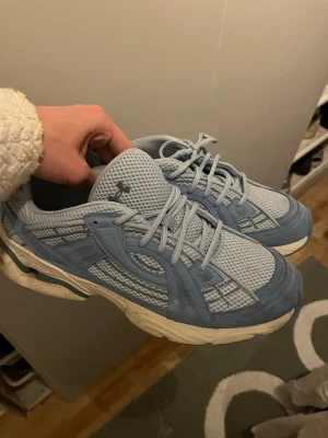 Ljusblå sneakers från Under Armour - Snygga ljusblå sneakers från Under Armour med mesh- och mockadetaljer. Skorna har en chunky vit sula och coola paneler i olika material för en sportig vibe. Perfekta för dig som vill sticka ut med stilrena och bekväma skor.