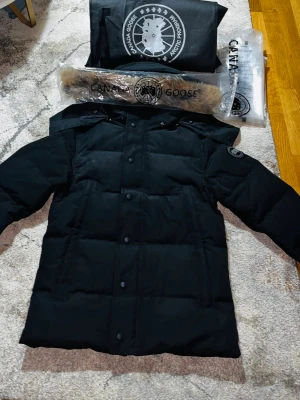 Canada Goose Wyndham Parka - Jackan är helt ny✅ Kommer med allt du ser på bilden, fysisk träff funkar samt priset är ej hugget i sten✅ jackan scannar som man ser på bilden, skicka gärna ett pm📩