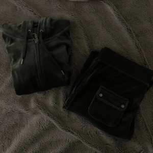Juicy Couture set - mörkgrön - Säljer hela settet då jag använt en gång pga fel storlek på dem! Jag säljer självklart separat också, detta kan du göra genom mina andra inlägg. 