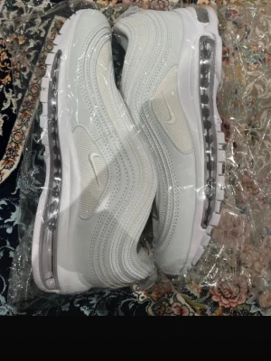 Nike Air Max 97 vita sneakers - Helt ny oanvänd Airmax 97. Storlek 42. Priset kan diskuteras. En ny kostar 2100kr