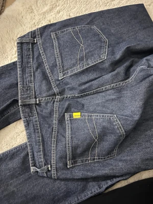 vintage jeans från Crocker - Blå jeans ifrån crocker, passar på en L/M även fast det står XL 🥰