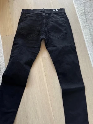 Dondup jeans  - Säljer dessa as fräcka dondup jeans i nyskick! Storlek: 32! Modellen heter George & jeansen är köpta på United Fashion! Nypris: 4200kr