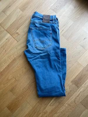 Replay Anbass W29 L34 - Säljer ett par feta Replay Anbass med snygga slitningar! Kom PM för fler bilder eller funderingar!