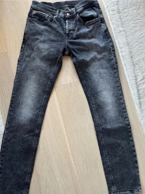 Dondup jeans - Säljer dessa as fräcka dondup jeans i nyskick! Storlek: 30! Modellen heter George & jeansen är köpta på United Fashion! Nypris: 4200kr