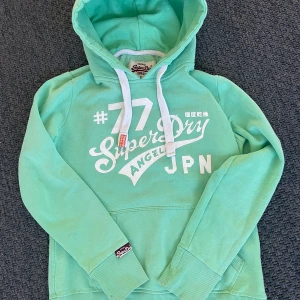 Vintage SuperDry hoodie (sällsynt)  - En fin lime grön superdry hoodie. Passar runt 165-170, några små fläckar skriv vid funderingar