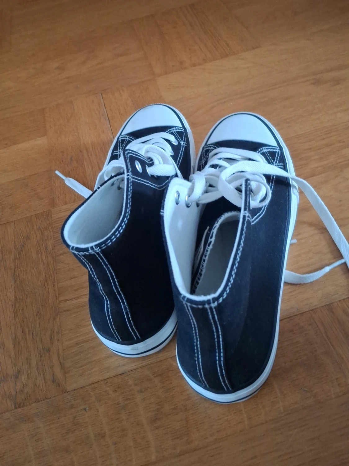 Svarta canvas sneakers med vita detaljer - 6