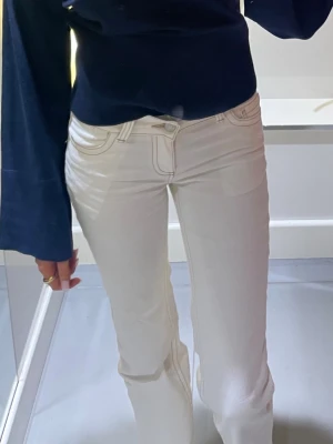 Vita bootcut jeans från Nelly - Säljer ett par vita bootcut jeans från Nelly, supersnygga och enbart använda ett fåtal gånger❤️