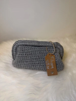 Clutch - Säljer denna jättefina clutch väskan, perfekt för allt. Den är grå och silver, glittrar superfint! Helt ny!💕💕💕