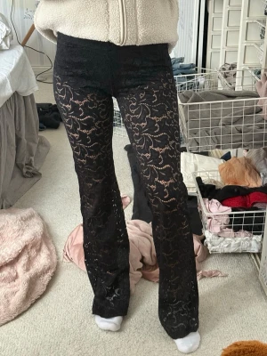 Svarta spetsbyxor - Snygga svarta spetsbyxor. Kommer tyvärr inte till använing, som nya!!! Minns inte vart de är ifrån tyvärr och står ingen stlk i, men de är stretchiga. Fungerar för stlk 32-36 skulle jag säga  