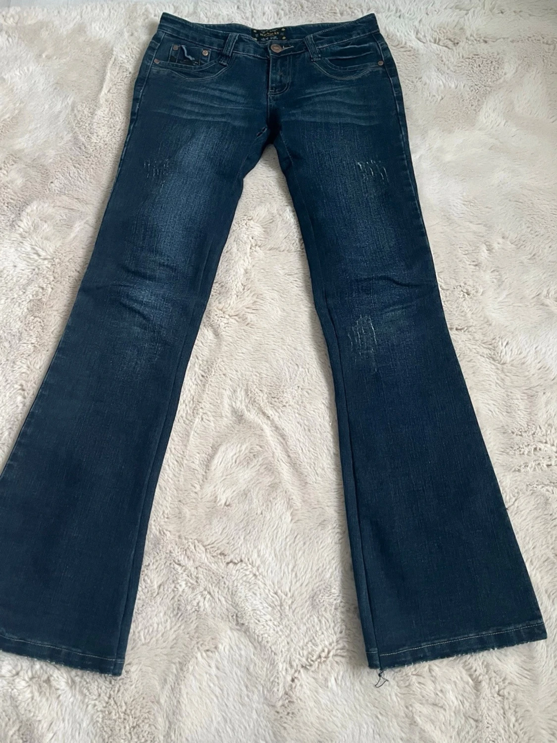 Mörkblå bootcut jeans med nitar