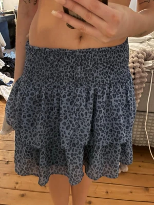 Blå leopardmönstrad volangkjol - Supersöt blå kortkjol med leopardmönster och volanger