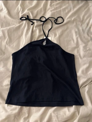 Halterneck topp svart - BikBok - Säljer en superfin halterneck topp i storlek xl från BikBok.  Aldrig använd Passar förmodligen L