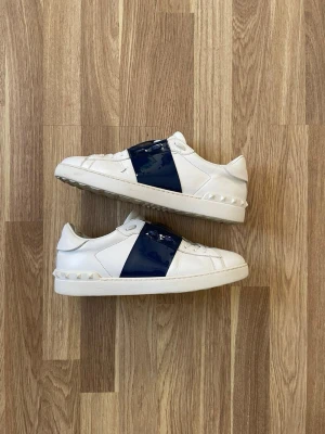 Valentino Open 43 - Säljer ett par feta Valentino opens i strl 43. Skorna är i bra skick och äkta såklart! Kom PM för fler bilder eller andra funderingar, priset går att diskuteras!