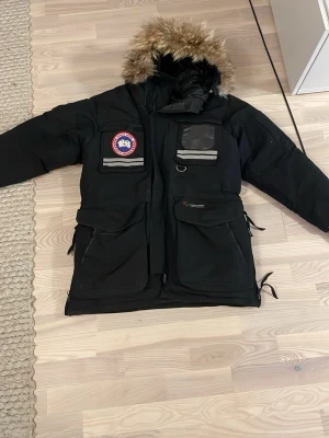 Svart parkas från Canada Goose - Säljer en svart parkas från 1:1 Canada Goose.