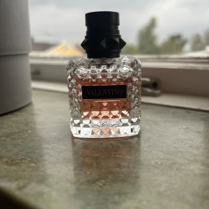 Valentino parfym - Trendig parfym från Valentino i snygg flaska. Perfekt för dig som vill sticka ut och addera en lyxig touch till din stil.