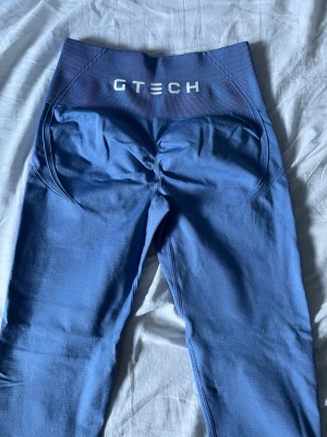 Blå seamless leggings från Gtech - Säljer dessa från gtech i storlek xs, färg light blue💙🩵 säljer i lila också  Define seamless scrunch tights Använd ett par gånger Nypris: 499kr Skickar snabbt📦