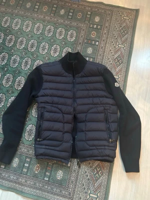 moncler Cardigan  - Nu var det dags att sälja min moncler cardigan som är ny andvänt ett få tal gånger, Stolek S är det sitter bra och är väldigt behväm Pris kan diskuteras vid snabb affär Mvh 