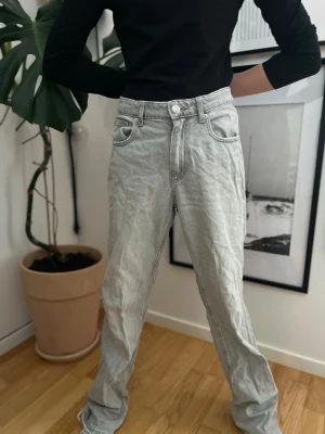 Ljusgråa baggy jeans - Ljusgråa baggy jeans. Dem är baggy på men dem e raka i benen. Här på bilderna ser den extremt små ut men den är gina tricots 164 storlek. Om ni vill ha midjemått osv är det bara att hör av sig! 