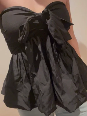 Tubtopp - Svart tubtopp. Stretchigt material. Inbyggda inlägg i toppen så ingen bh behövs.