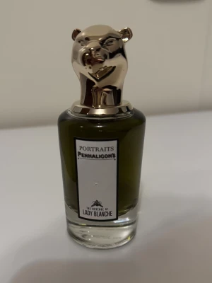 Penhaligon's Lady Blanche parfym -  Portraits serien The Revenge of Lady Blanche från Penhaligon's. En unik och elegant parfymflaska som sticker ut i samlingen. Perfekt för dig som gillar exklusiva och stilrena dofter. Oanvänd 75ml tester. Förvarats mörkt