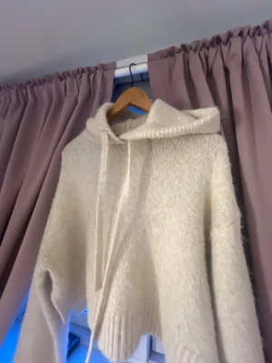 Beige stickad hoodie - Jättesnygg med tjockare band. Använt 2/3ggr. Skriv innan köp💓