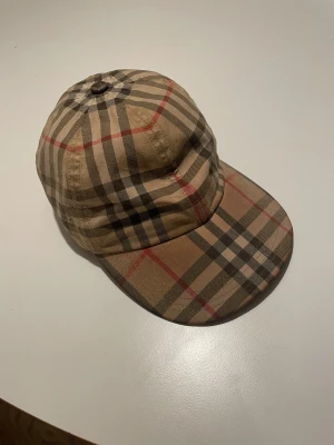 Burberry keps - Säljer en baseball cap Burberry keps i storlek L. Köpt från farfetch. Har äkthetsbevis. Pris går att diskutera 