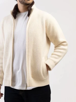 Zip tröja med päls  - Riktigt snygg zip tröja från potesta, finns storlekar mellan S och L. Helt ny med tags. Pälsen går att ta av och Finns även mörkblå tröjor. 