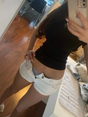 Vita lowwaist jeansshorts med revor - Snygga low waist mini jeansshorts i strl 34, midja 36. Kommer lägga upp fler lågmidjade shorts o kjolar så följ!!