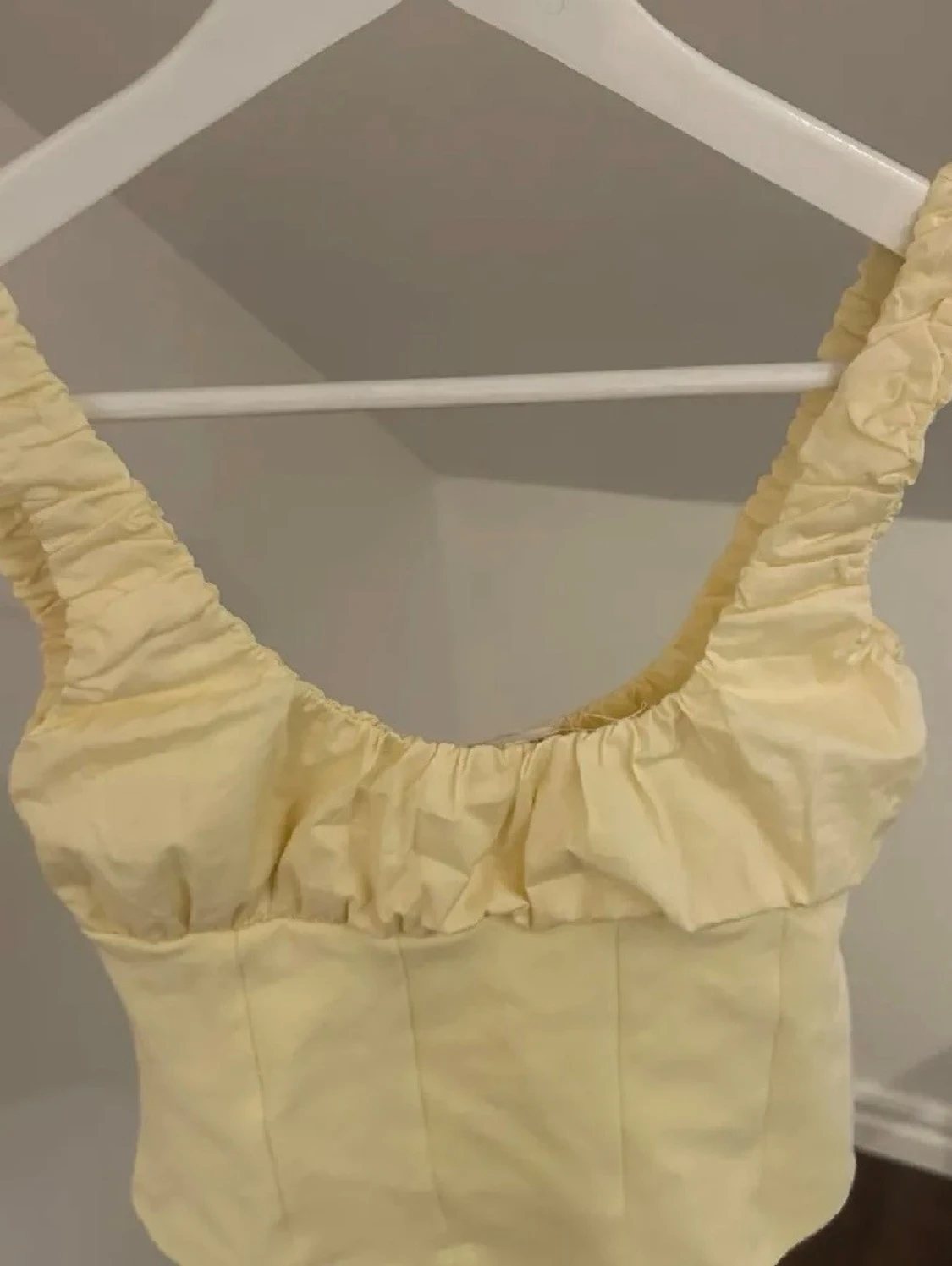 Gul topp med rynkade band