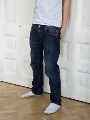 Replay jeans - Snygga Replay jeans i storlek 33/33. Lite slitna på vissa ställen, men är något många tycker att det är lite coolt. Skriv om du har några frågor. 