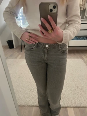 Gråa bootcut jeans med låg midja - Säljer ett par gråa jeans med låg midja och bootcut ben i storlek 158 men passar mig som är S❤️