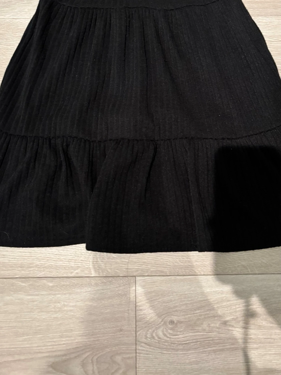 Svart ribbad långärmad klänning - 1