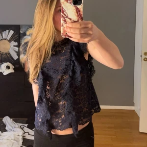  Spetströja zara - Säljer denna trendiga spets tröja som är använd väldigt fåtal gånger.