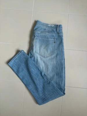 Dondup George jeans w35 - Sjukt snygga blå populära dondup George jeans i w35 (midjemått på 92 cm). Inga hål eller fläckar utmärkt skick passar till allt helt perfekt nu till våren!