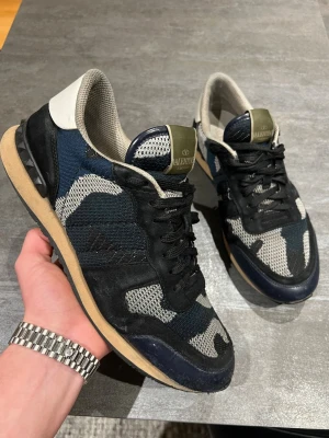 Valentino rockrunners  - Säljer nu dessa sjukt feta valentino rockrunners (vinterns fetaste sko)! Det är en sjukt fet colourway som dessutom är extremt sällsynt och eftertraktad. Size 43-44(innersula 29cm) skick 8/10 finns en defekt (se bild) garanterad äktehet (525+nöjda kunder ✅) nypris ca 7000kr. Dustbag ingår! Hör av dig vid minsta fundering! Fraktar samma dag! Mvh 🤝🤩