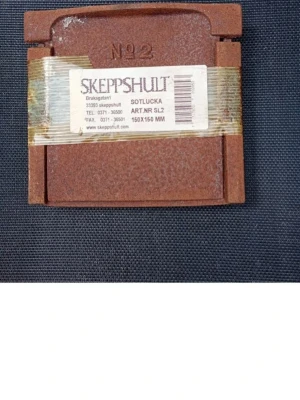 Sotlucka Skeppshult 150x150 mm - Brun fyrkantig sotlucka i gjutjärn från Skeppshult, modell SL2, med måtten 150x150 mm. Perfekt för eldstad eller kamin där du behöver en robust och klassisk lucka.