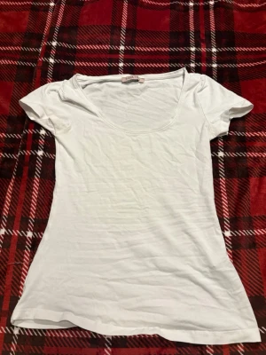 2-pack basic t-shirts från Anna Field - Säljer två basic t-shirts från Anna Field, en vit och en svart. Båda har rund halsringning och korta ärmar. Perfekta att matcha med jeans eller kjol. Tillverkade i mjuk bomull för skön känsla hela dagen.