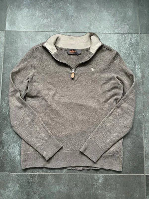 Morris halfzip 100% merinoull  - Tjena, säljer nu denna riktigt snygga och populära Morris halfzippen 100% merinoull, den är i bra skick men har tyvär krymt i tvätten ganska mycket, hör av er vid frågor och funderingar🙌🤝 