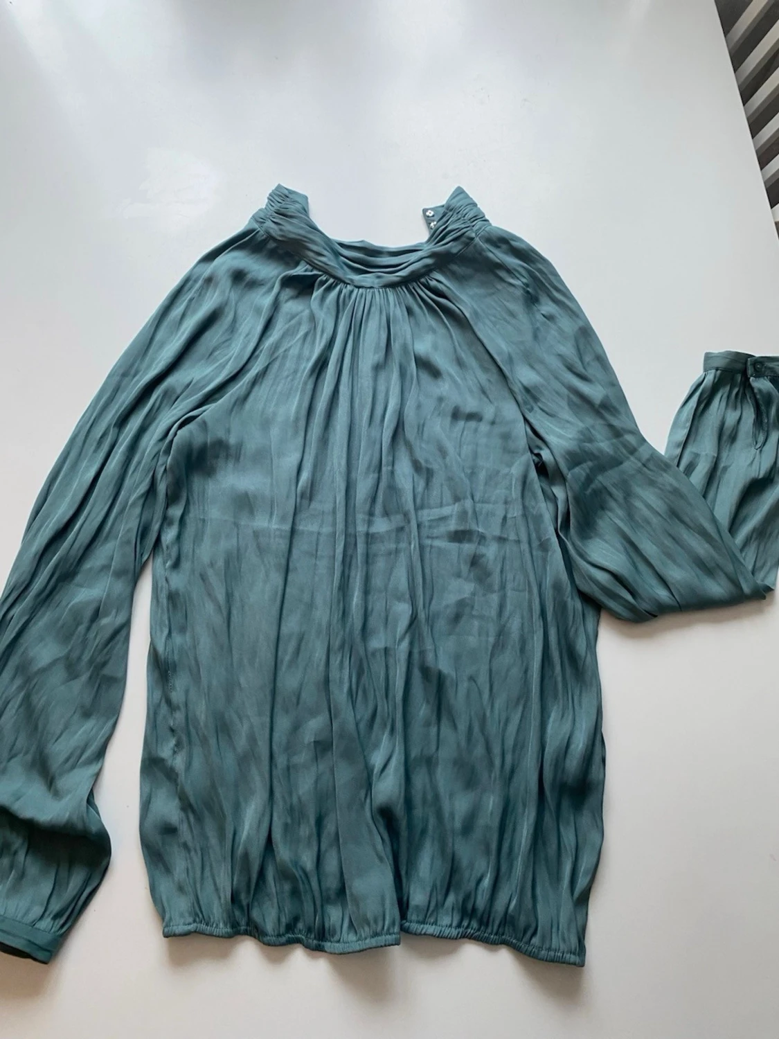 Blågrön blus med v-ringning - 1