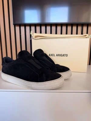 Axel Arigato skor herr - I bra skick. Storlek: 44 Box o dustbag ingår Det ända att innersulorna längst nere är lite söndrig men går att byta ut de mot andra sulor om man vill, annars väldigt fina skor.