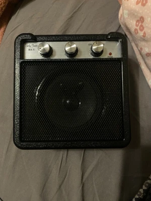 Harley Benton MA-5 trådlös högtalare - En kompakt svart mini gitarrförstärkare från Harley Benton, modell MA-5. Den är i perfekt skick och är batteri driven!