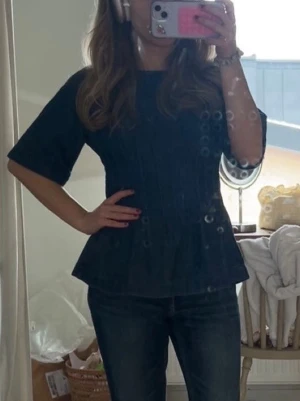 Jeans topp - Så snygg jeans topp bara använd en gång🪬pris kan diskuteras!!