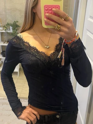 Intimissimi tröja - Snygg marinblå långärmad topp med v-ringning och spets detaljer. Ändats använd få gånger💕Lite sliten i ryggen men inget som syns, skriv så kan jag skicka bild!!   Storlek : S