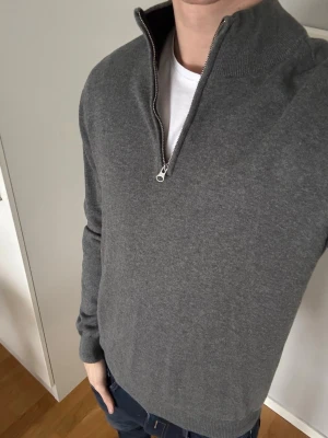 Grå John Henric halvzip  - Snygg grå John Henric Halvzip | Storlek M | Grymt skick! | Pris kan diskuteras 💴 