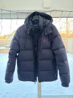 Mörkblå Polo Ralph Lauren Jacka - Polo Ralph lauren jacka i storlek S | Bra skick | Tags medföljer✅ Riktigt varm och snygg jacka perfekt för kallare väder | Inga hål eller nått på jackan men på ena armen är kardborren borta❌Fråga om fler bilder om så önskas✅