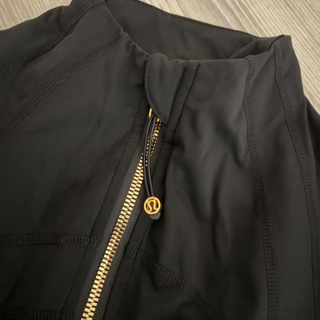 Svart vindjacka med gulddragkedjor - 2