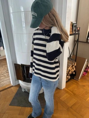 Randig stickad tröja i svart och vitt - Snygg stickad tröja med breda svarta och vita ränder från monki.